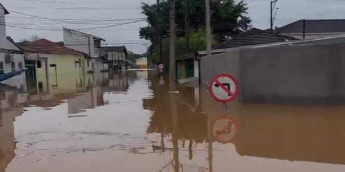 Região de Eldorado está totalmente tomada pela água
