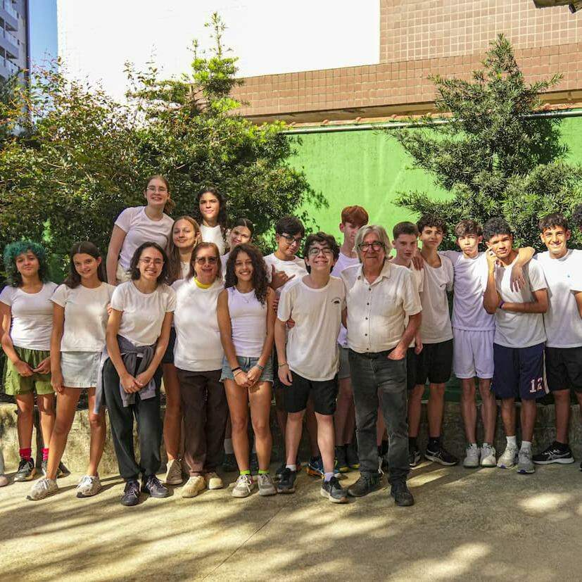 A professora Ana Beatriz Ghirello e o diretor Amauri Falseti, com os alunos do oitavo ano da Escola Waldorf Santos