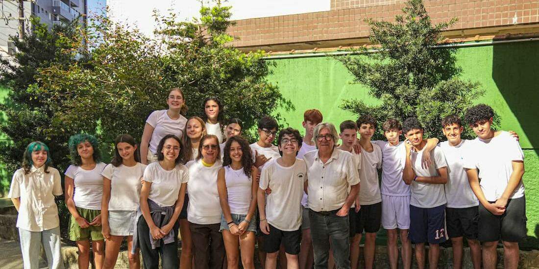 A professora Ana Beatriz Ghirello e o diretor Amauri Falseti, com os alunos do oitavo ano da Escola Waldorf Santos