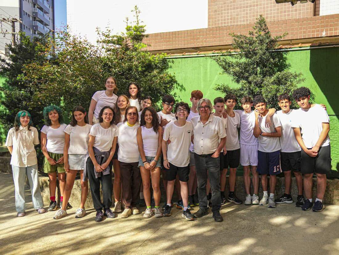 A professora Ana Beatriz Ghirello e o diretor Amauri Falseti, com os alunos do oitavo ano da Escola Waldorf Santos