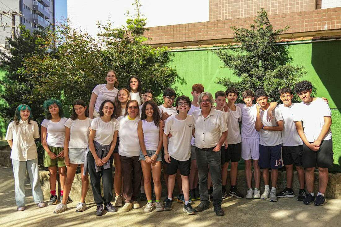 A professora Ana Beatriz Ghirello e o diretor Amauri Falseti, com os alunos do oitavo ano da Escola Waldorf Santos