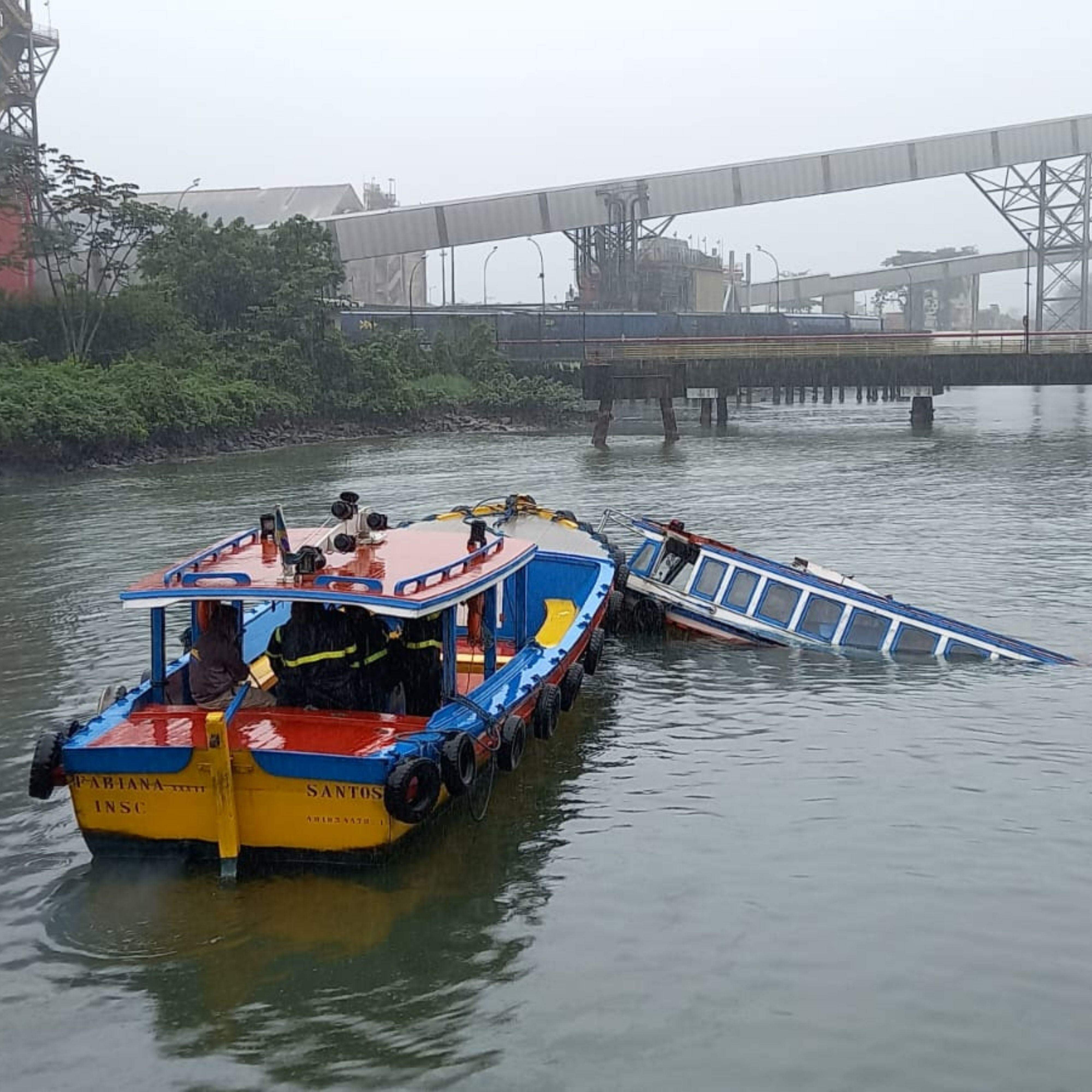 A lancha bateu em navio e naufragou parcialmente no Porto de Santos