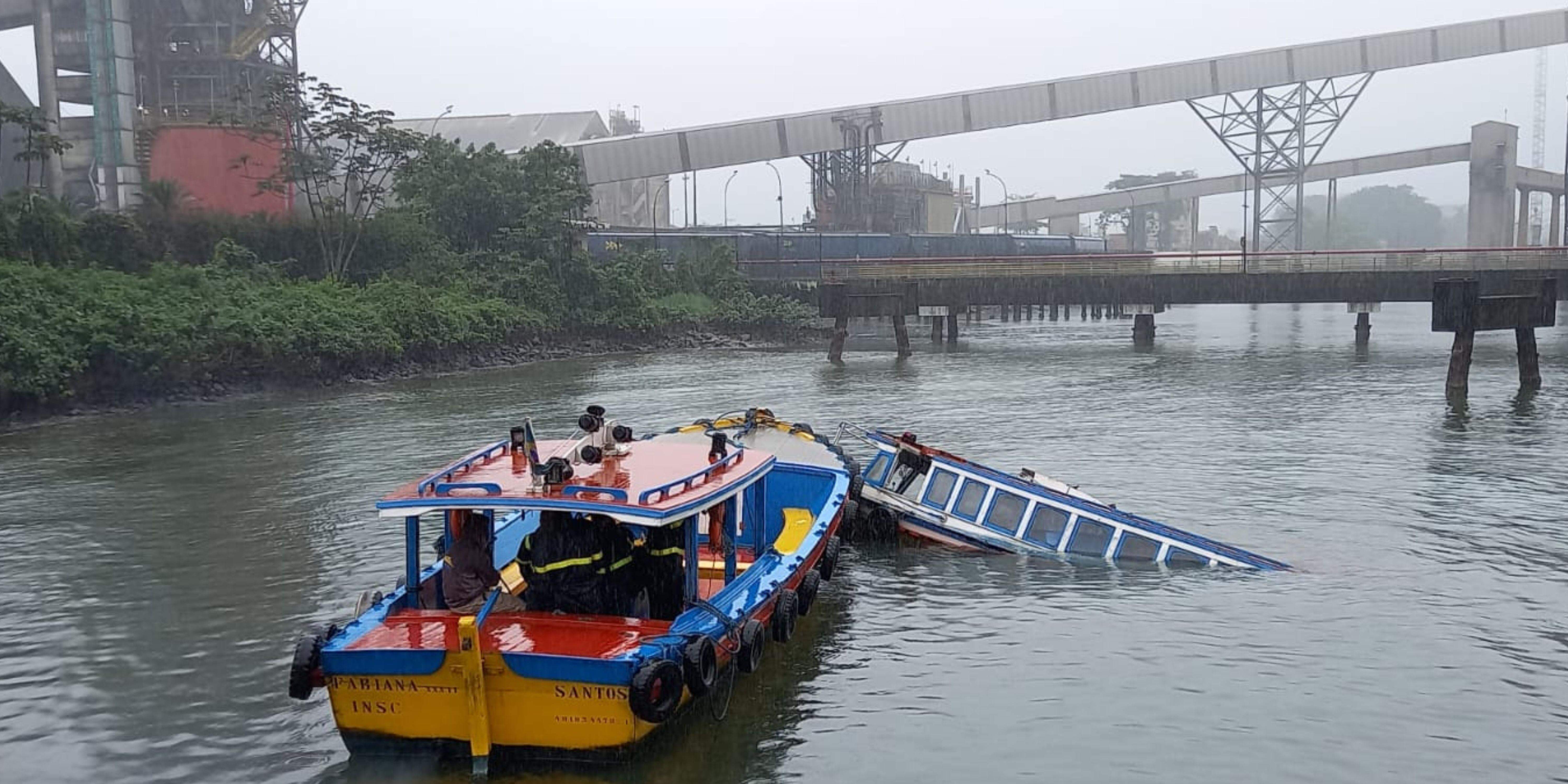 A lancha bateu em navio e naufragou parcialmente no Porto de Santos