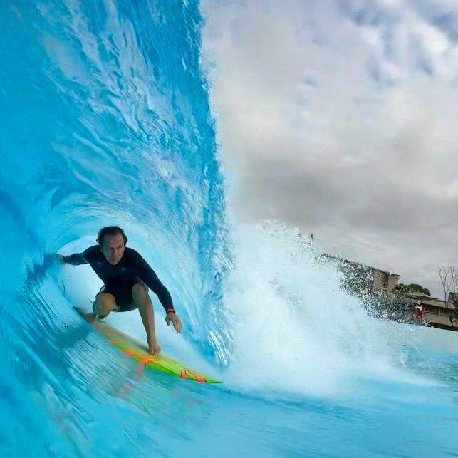 Cris Fackhoury surfando nas ondas perfeitas da Beyond The Club, em São Paulo
