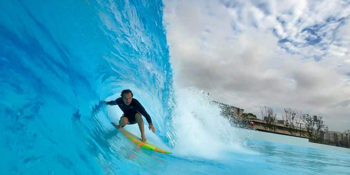 Cris Fackhoury surfando nas ondas perfeitas da Beyond The Club, em São Paulo