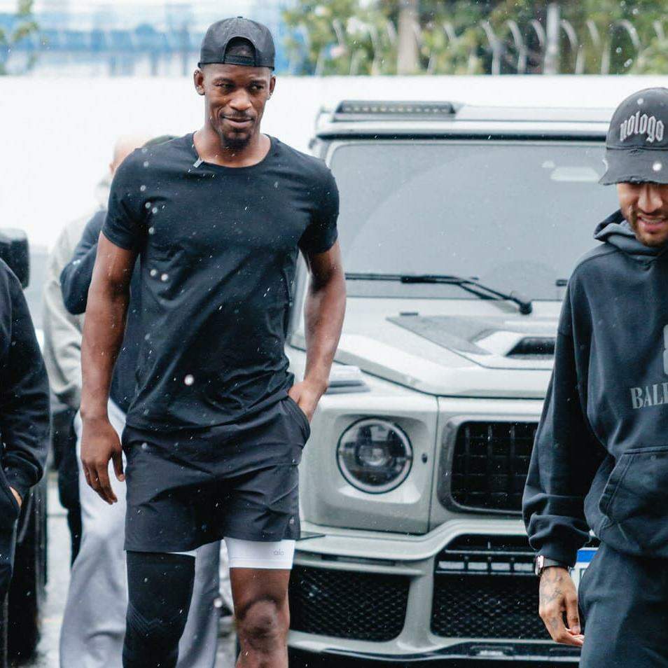 O astro da NBA, Jimmy Butler (ao centro), chegou ao CT Rei Pelé acompanhado de Neymar