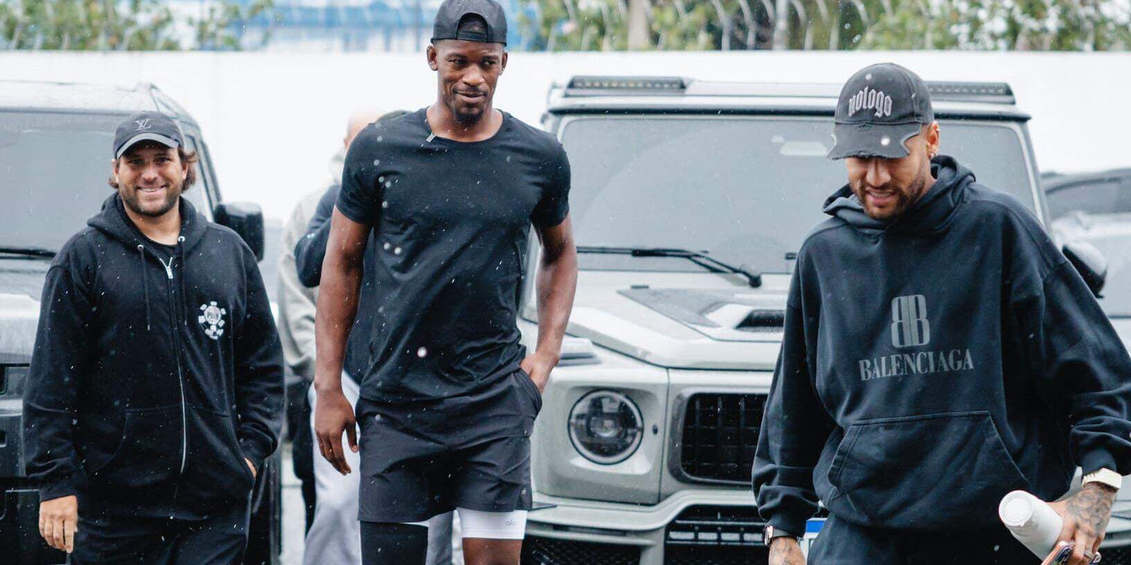 O astro da NBA, Jimmy Butler (ao centro), chegou ao CT Rei Pelé acompanhado de Neymar