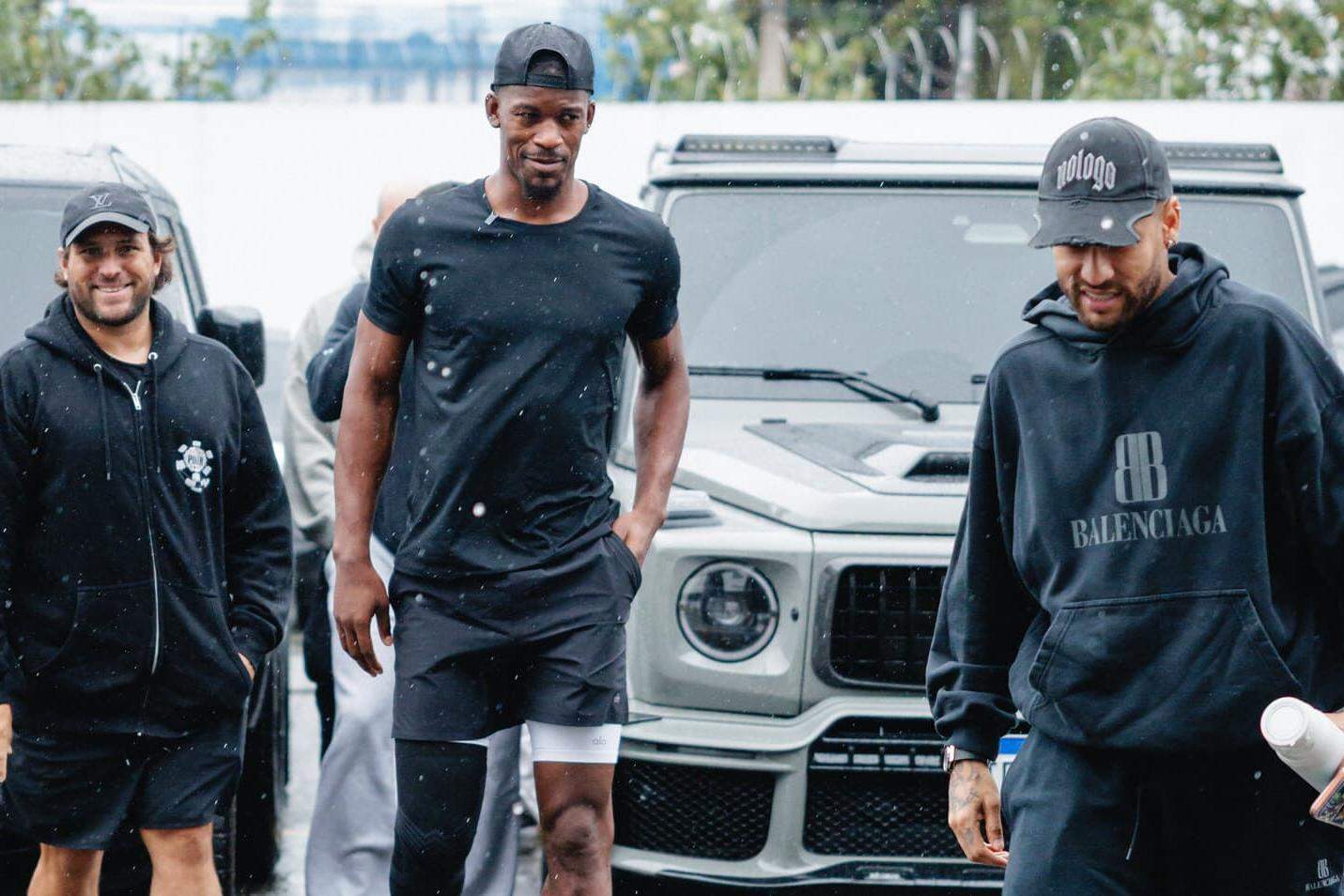 O astro da NBA, Jimmy Butler (ao centro), chegou ao CT Rei Pelé acompanhado de Neymar