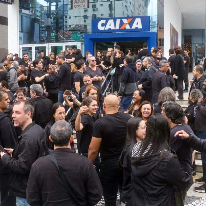 Os trabalhadores realizaram um ato público em frente à agência da Caixa no Gonzaga, em Santos, na manhã desta terça-feira