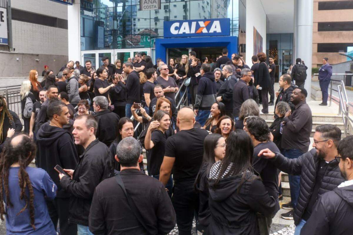 Os trabalhadores realizaram um ato público em frente à agência da Caixa no Gonzaga, em Santos, na manhã desta terça-feira
