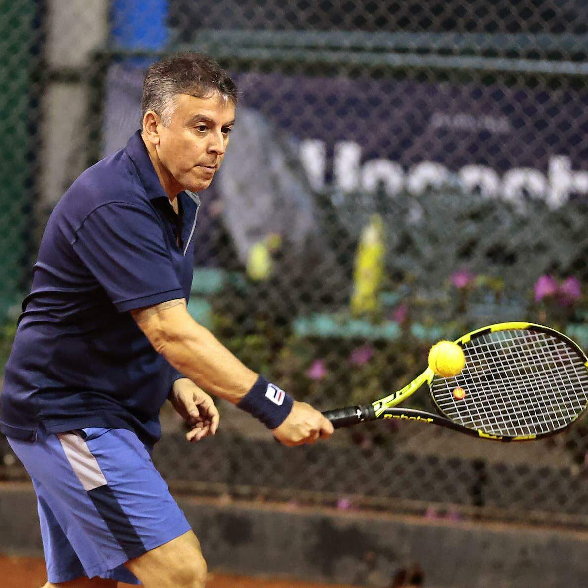 Fábio Assis, do Tênis Clube de Santos, venceu e avançou à segunda rodada da categoria 55/64 anos