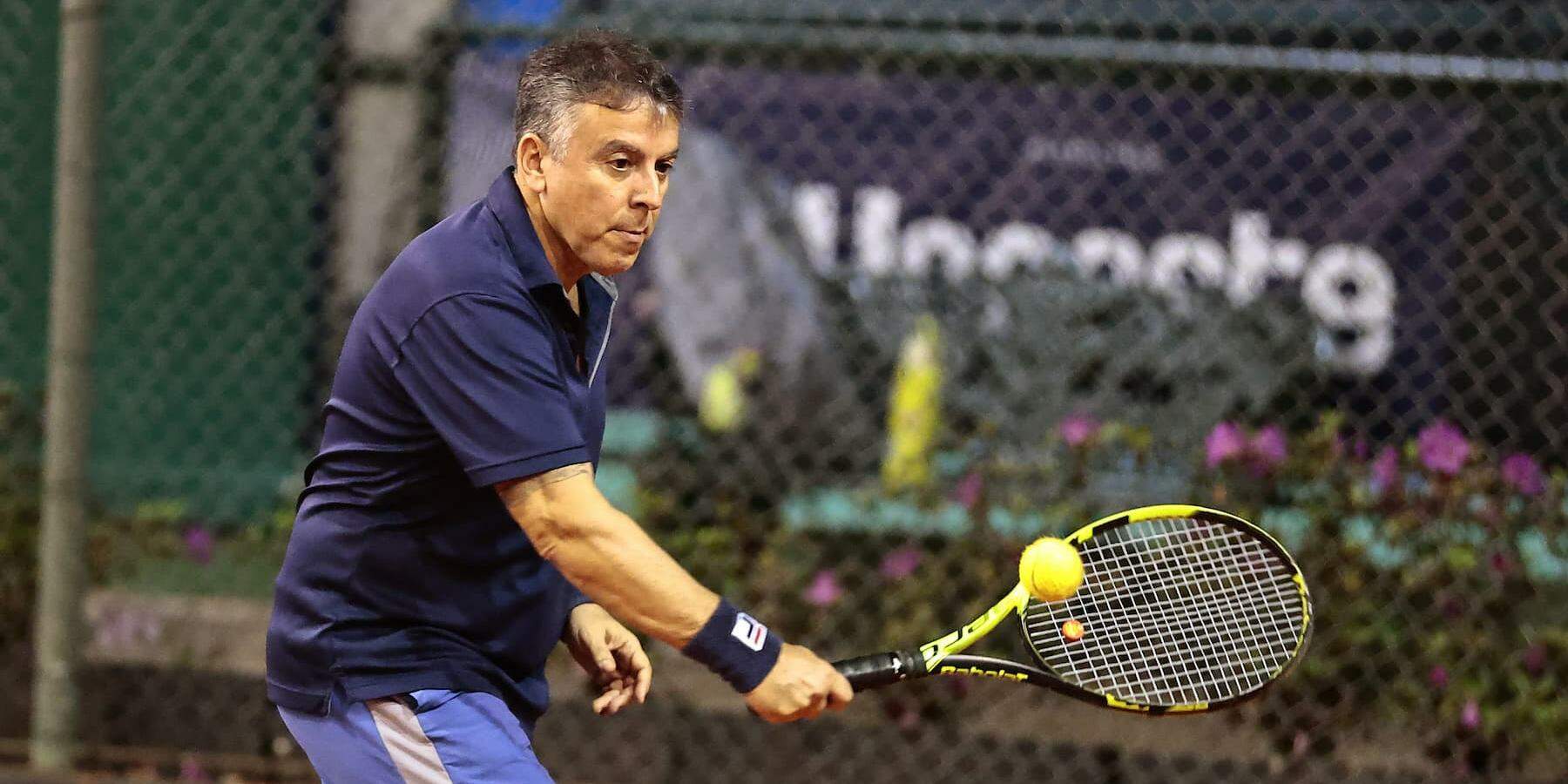 Fábio Assis, do Tênis Clube de Santos, venceu e avançou à segunda rodada da categoria 55/64 anos