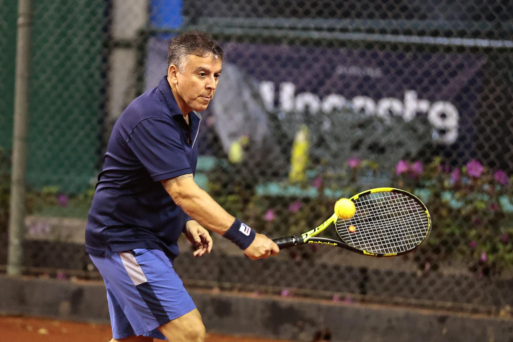 Fábio Assis, do Tênis Clube de Santos, venceu e avançou à segunda rodada da categoria 55/64 anos