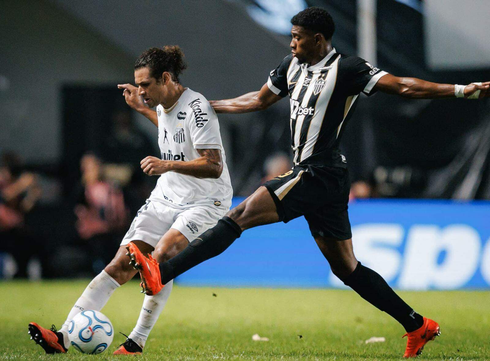 Willian Arão se firmou no time e deu mais consistência à zaga santista