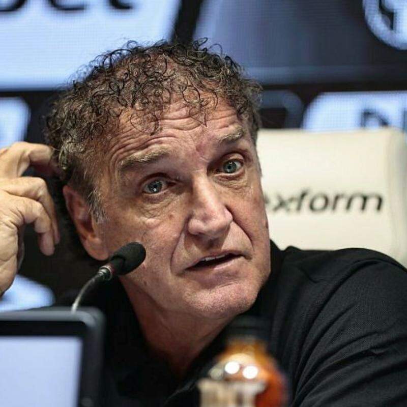 Cuca foi bastante cobrado por torcedores após eliminação do Santos na Copa Sul-Americana