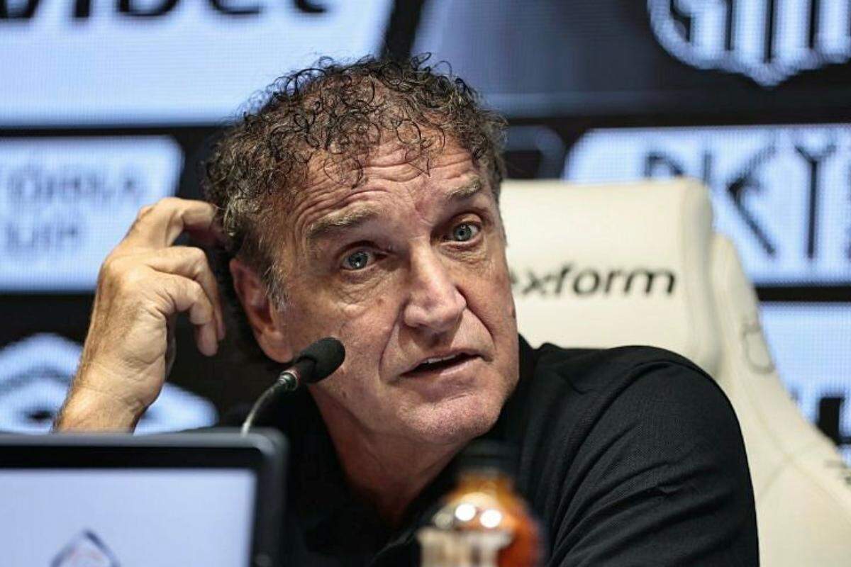 Cuca foi bastante cobrado por torcedores após eliminação do Santos na Copa Sul-Americana