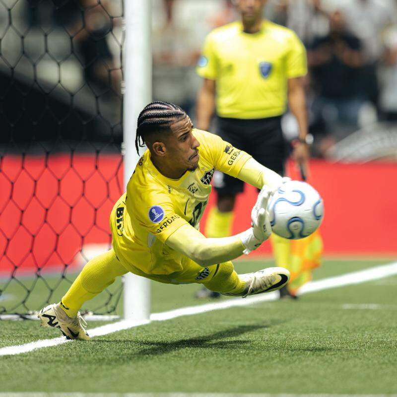 O goleiro Gabriel Delfim, de 24 anos, foi essencial na eliminação do Santos na Copa Sul-Americana
