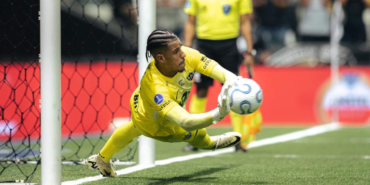 O goleiro Gabriel Delfim, de 24 anos, foi essencial na eliminação do Santos na Copa Sul-Americana