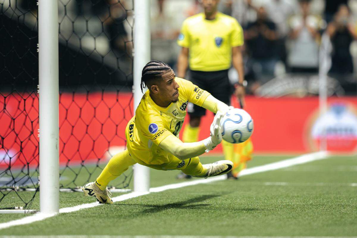 O goleiro Gabriel Delfim, de 24 anos, foi essencial na eliminação do Santos na Copa Sul-Americana