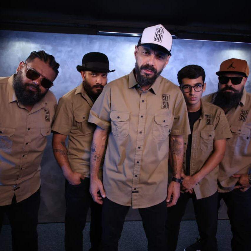 Skasu se apresenta na Fonte dos Sapos com repertório com influências no rock e no reggae