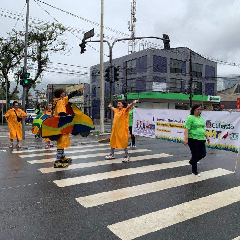 No ano passado, companhia teatral ajudou a orientar sobre respeito a regras e prevenção de acidentes