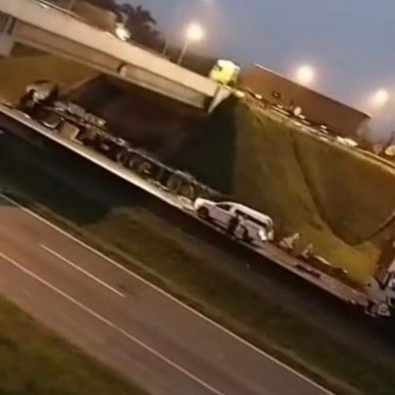 O condutor da primeira carreta perdeu o controle da direção após passar por um buraco no pavimento