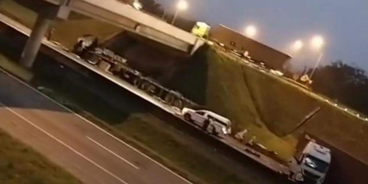 O condutor da primeira carreta perdeu o controle da direção após passar por um buraco no pavimento