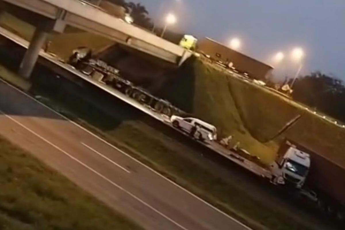 O condutor da primeira carreta perdeu o controle da direção após passar por um buraco no pavimento
