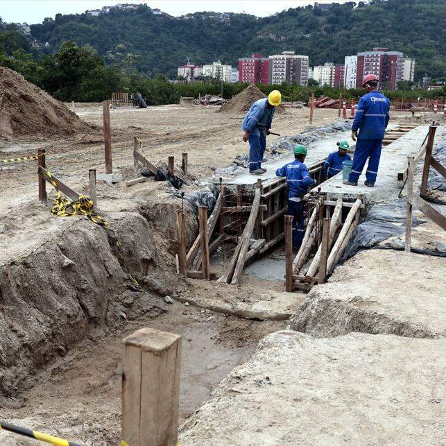 Fase da obra em Santos das paredes-diafragma, para conter solo e água do lençol freático durante escavações