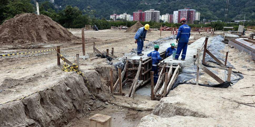 Fase da obra em Santos das paredes-diafragma, para conter solo e água do lençol freático durante escavações