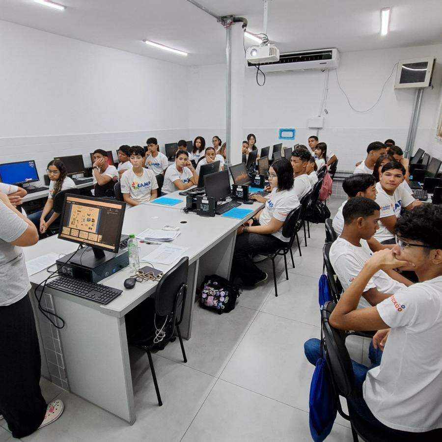 No Camp Cubatão, cerca de 400 jovens passam por formações antes e durante o trabalho nas empresas