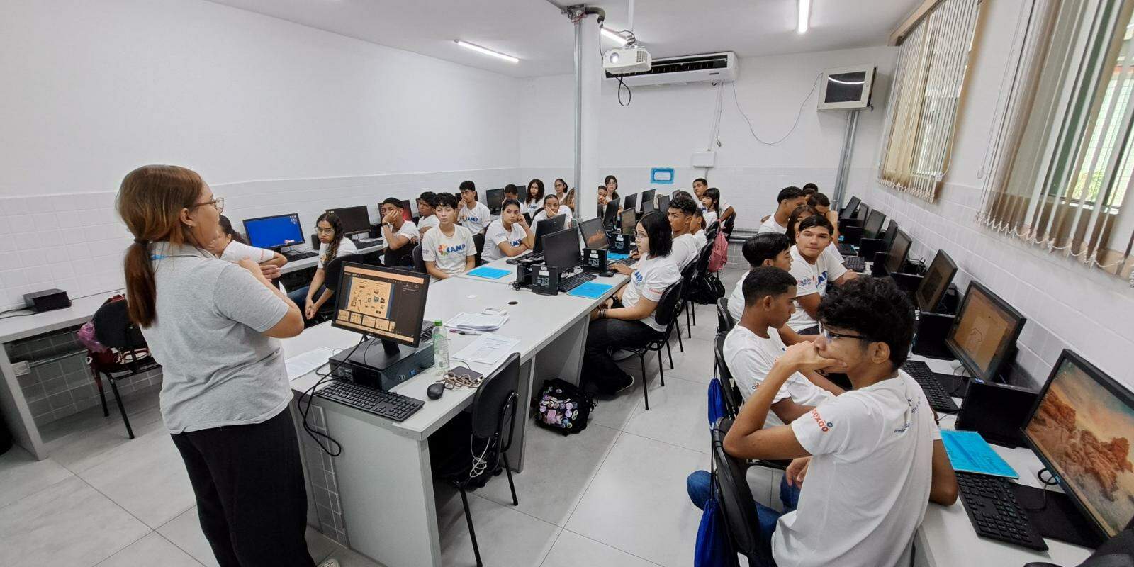 No Camp Cubatão, cerca de 400 jovens passam por formações antes e durante o trabalho nas empresas