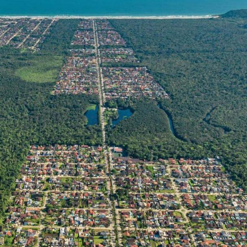 O Morada da Praia, maior condomínio do litoral de São Paulo, cria um ecossistema urbano junto com a Mata Atlântica preservada que se estende ao longo da Rodovia Rio-Santos
