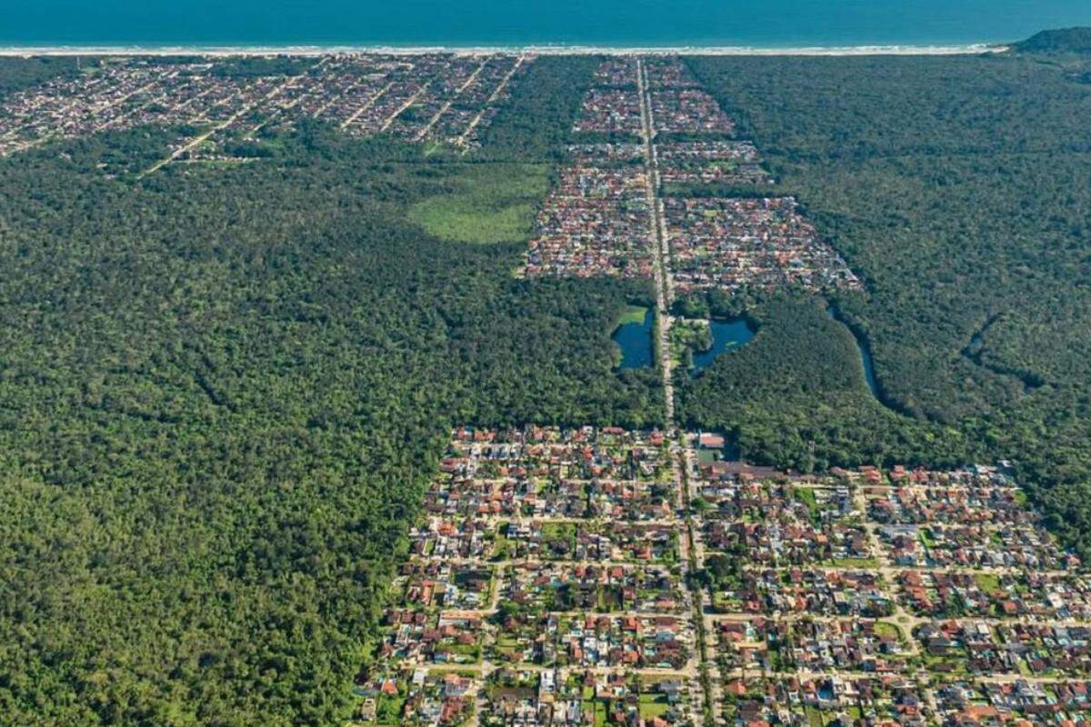 O Morada da Praia, maior condomínio do litoral de São Paulo, cria um ecossistema urbano junto com a Mata Atlântica preservada que se estende ao longo da Rodovia Rio-Santos
