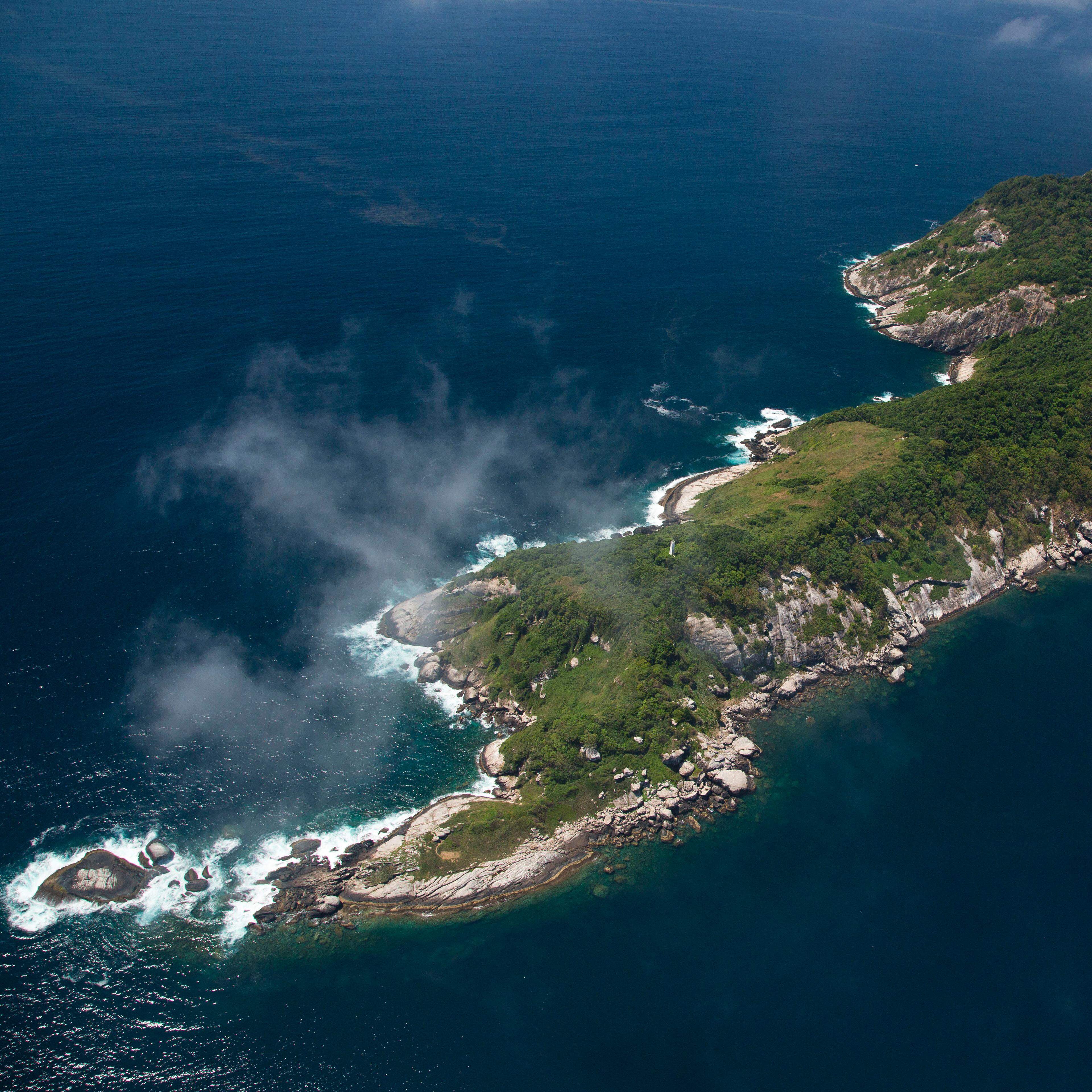 A ilha mais perigosa do mundo, a da Queimada Grande, no litoral de São Paulo, só pode ser acessada por meio da cooperação da Marinha do Brasil