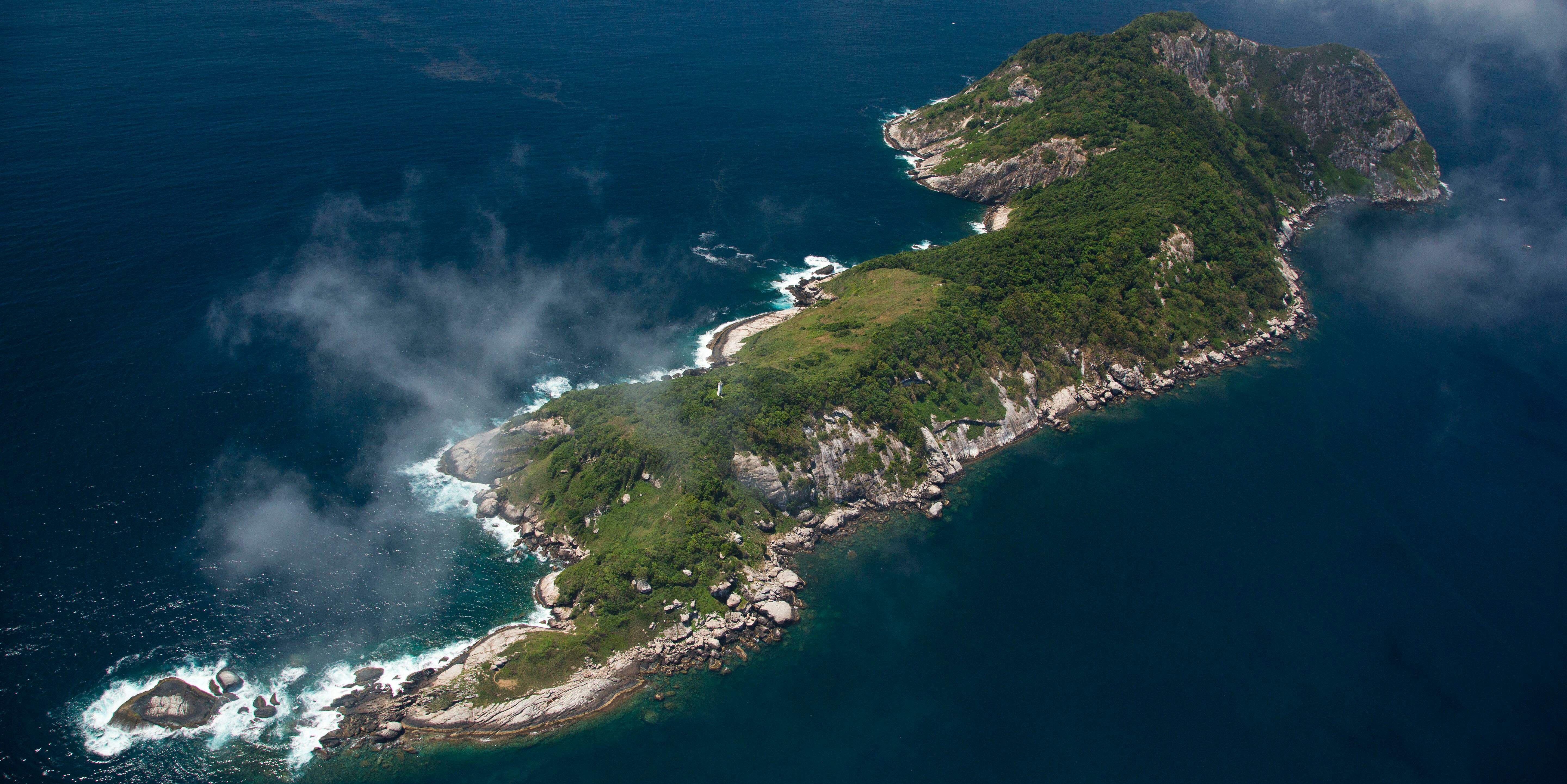 A ilha mais perigosa do mundo, a da Queimada Grande, no litoral de São Paulo, só pode ser acessada por meio da cooperação da Marinha do Brasil