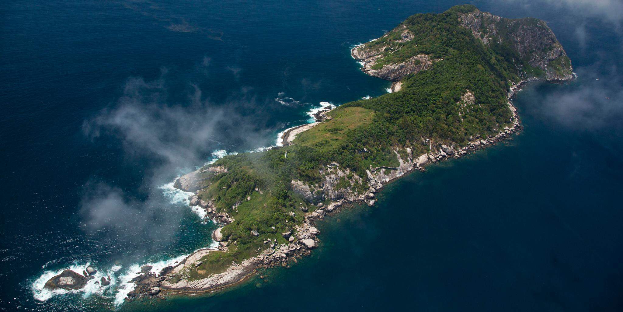 A ilha mais perigosa do mundo, a da Queimada Grande, no litoral de São Paulo, só pode ser acessada por meio da cooperação da Marinha do Brasil
