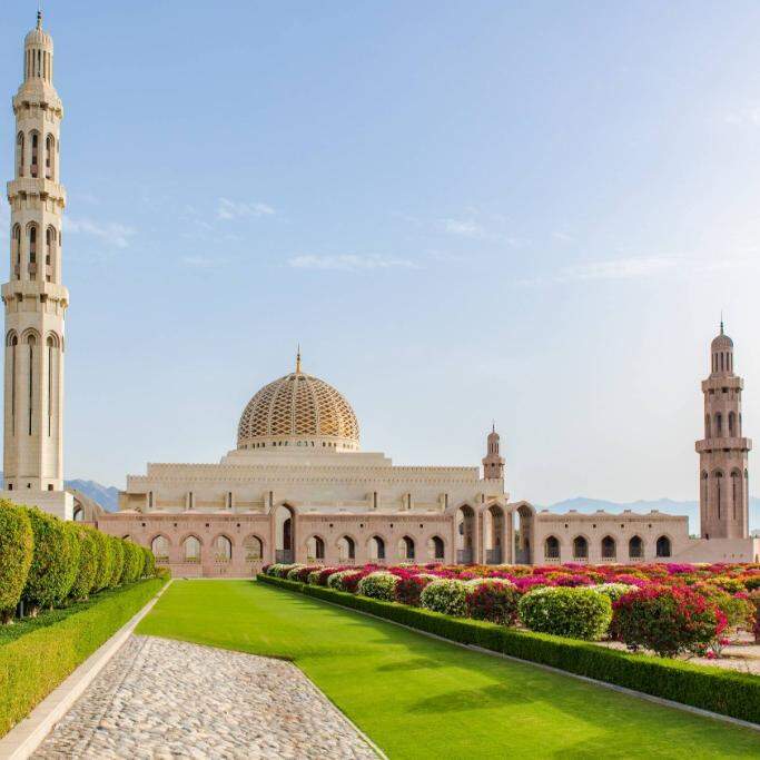 Entre os principais cartões-postais está a Grande Mesquita do Sultão Qaboos