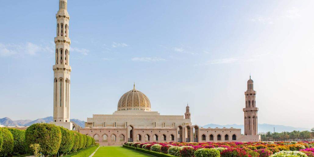 Entre os principais cartões-postais está a Grande Mesquita do Sultão Qaboos
