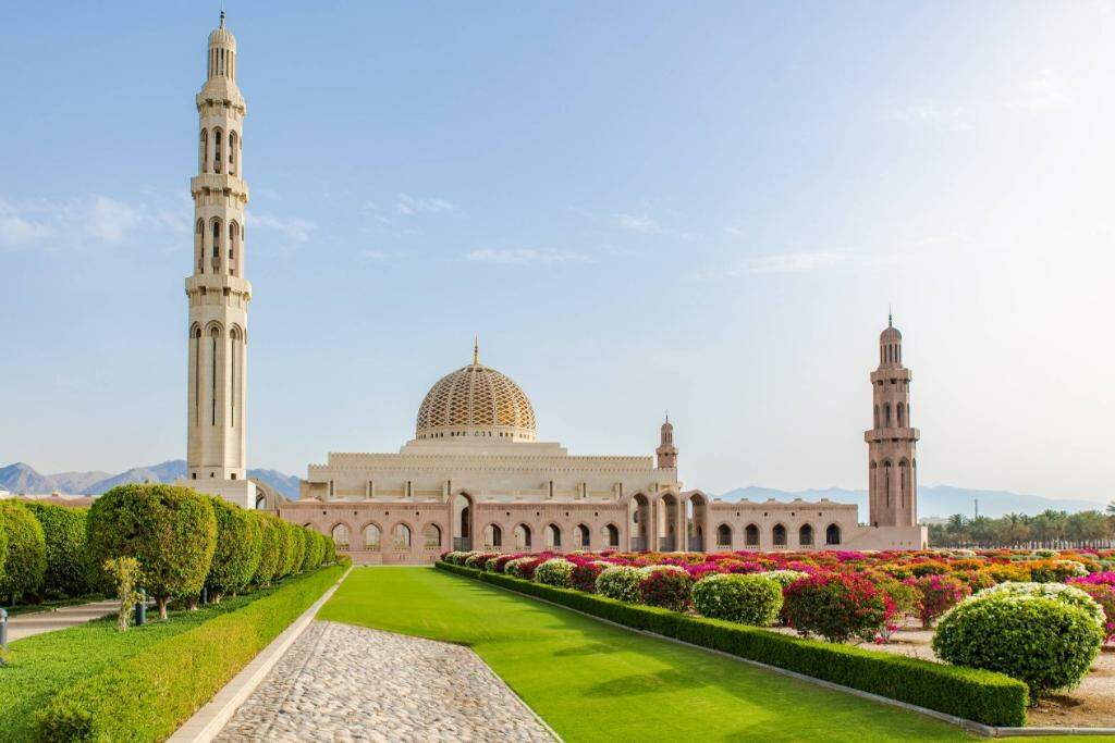 Entre os principais cartões-postais está a Grande Mesquita do Sultão Qaboos