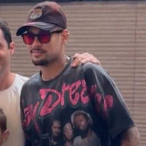 Neymar foi a churrascaria de Santos acompanhado de Bruna Biancardi e das filhas Mavie e Mel