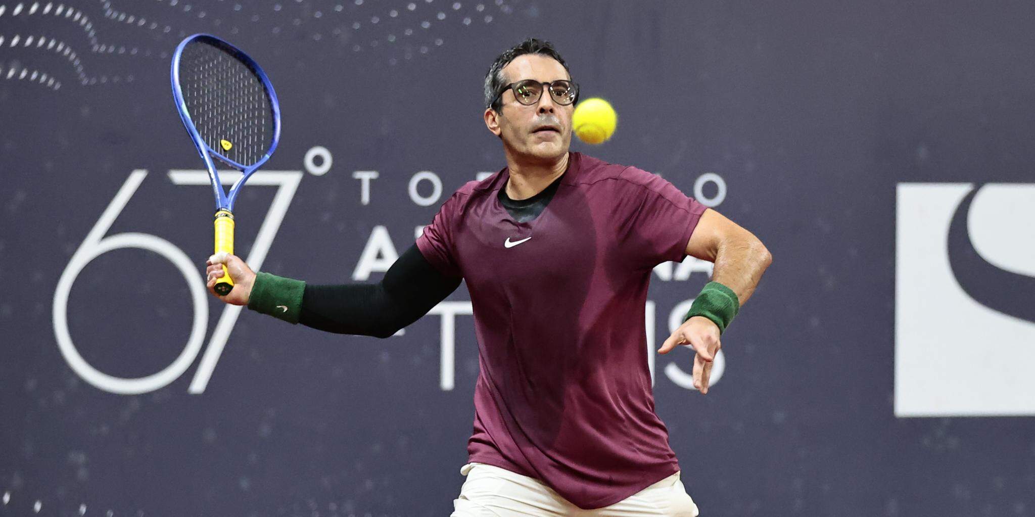 Gustavo Teani começou atrás nos dois sets, mas conseguiu a virada e se classificou para mais um round