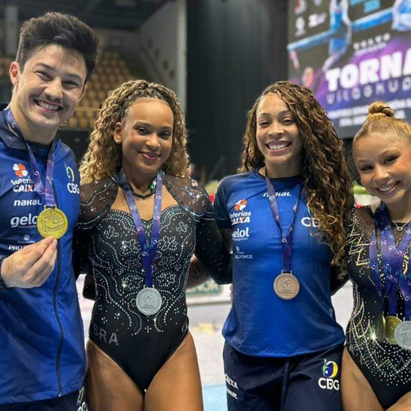 Rebeca Andrade, prata, e Flávia Saraiva, com ouro, fizeram uma dobradinha verde e amarela na trave