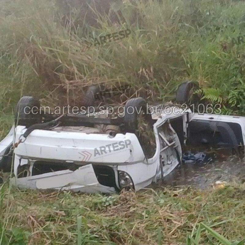 O carro perdeu o controle, entrou no acostamento, avançou sobre a vegetação às margens da rodovia e capotou