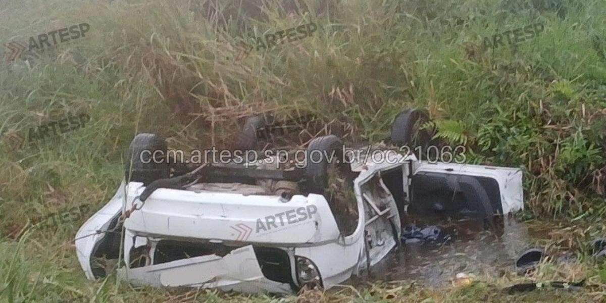 O carro perdeu o controle, entrou no acostamento, avançou sobre a vegetação às margens da rodovia e capotou