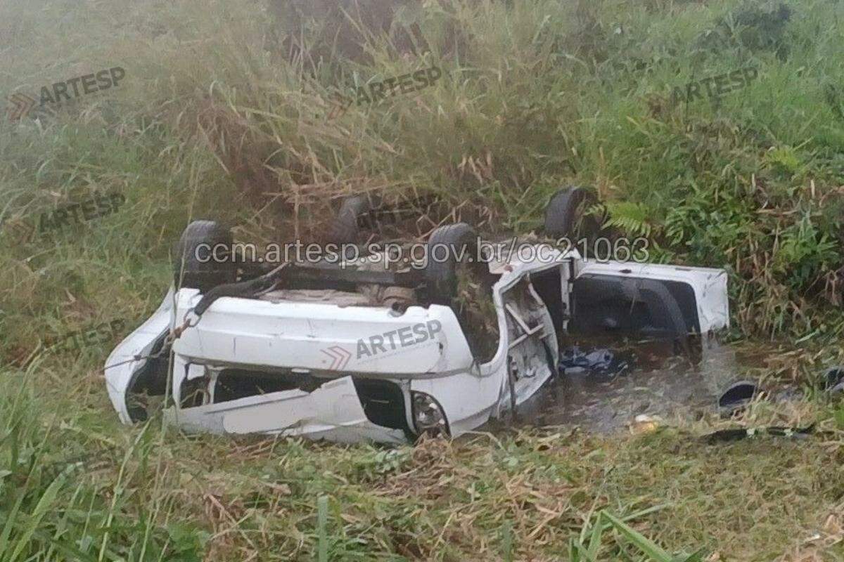 O carro perdeu o controle, entrou no acostamento, avançou sobre a vegetação às margens da rodovia e capotou