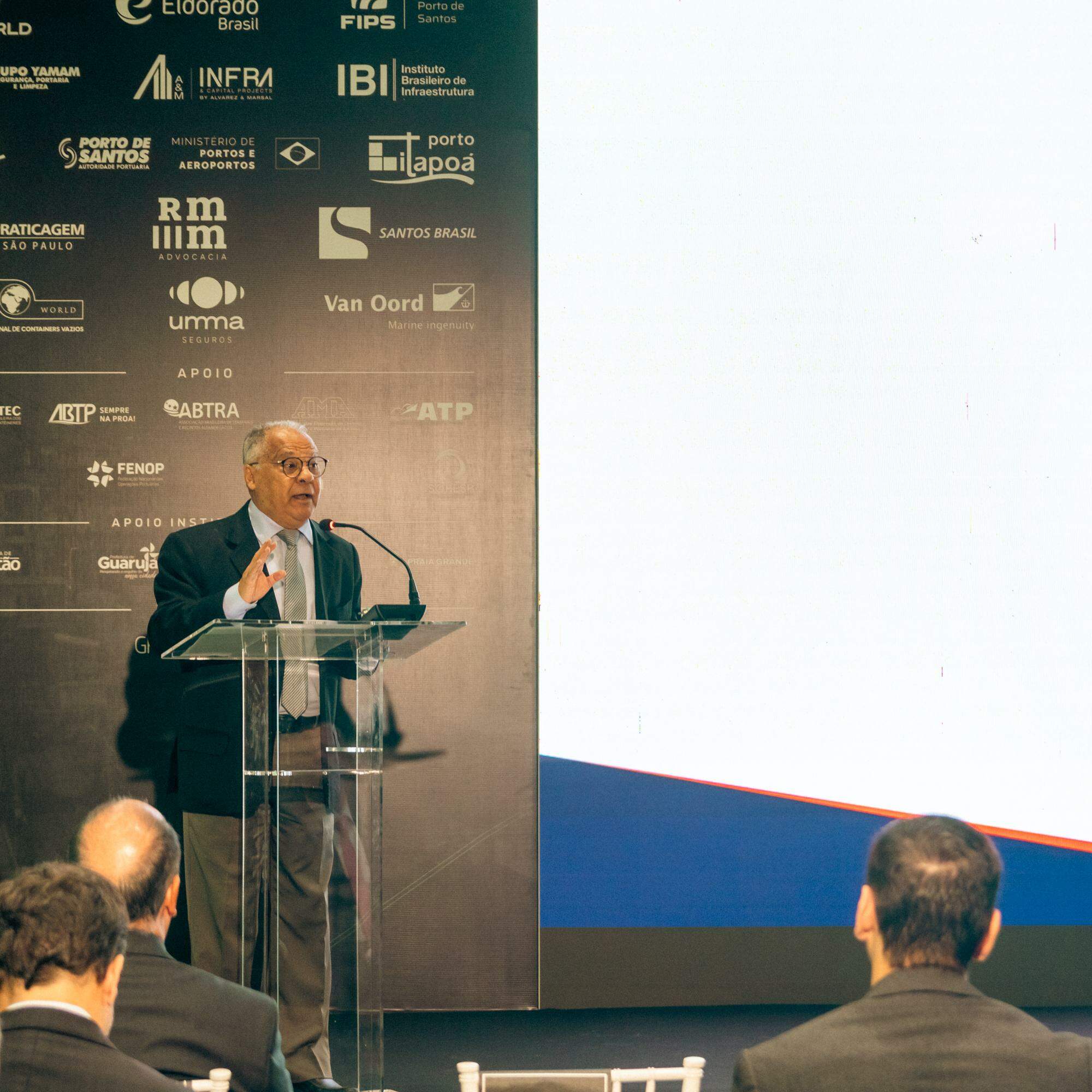 "O frete mínimo que está na tabela representa quatro vezes o custo de produção do produto. É uma distorção. O que eu transporto? Frete? Ou sal ou calcário?", argumenta Luis Henrique Teixeira Baldez
