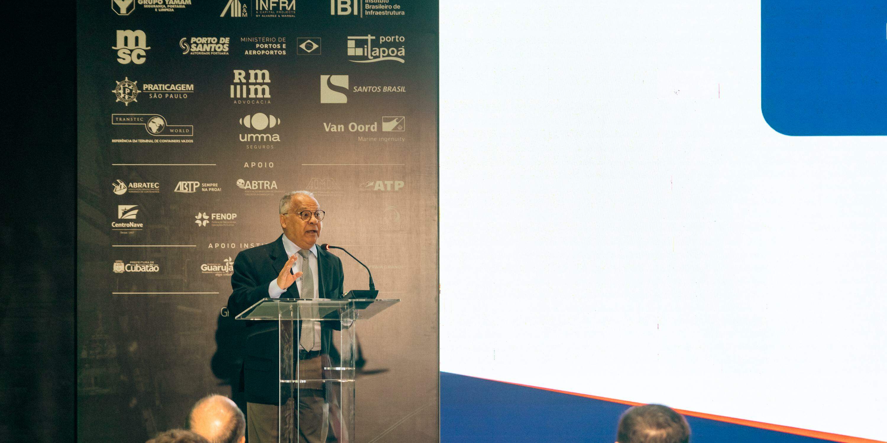 "O frete mínimo que está na tabela representa quatro vezes o custo de produção do produto. É uma distorção. O que eu transporto? Frete? Ou sal ou calcário?", argumenta Luis Henrique Teixeira Baldez