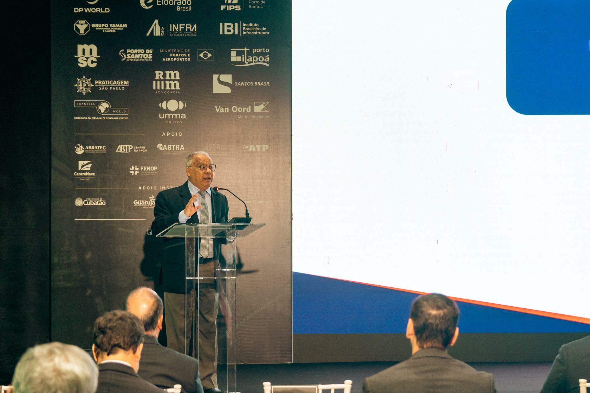 "O frete mínimo que está na tabela representa quatro vezes o custo de produção do produto. É uma distorção. O que eu transporto? Frete? Ou sal ou calcário?", argumenta Luis Henrique Teixeira Baldez