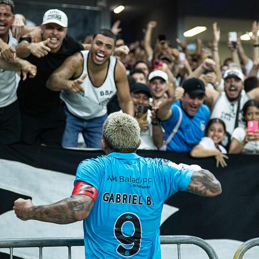 Peixe embalado: Gabigol comemora a vitória sobre o Remo com a torcida, no Estádio Mangueirão, em Belém